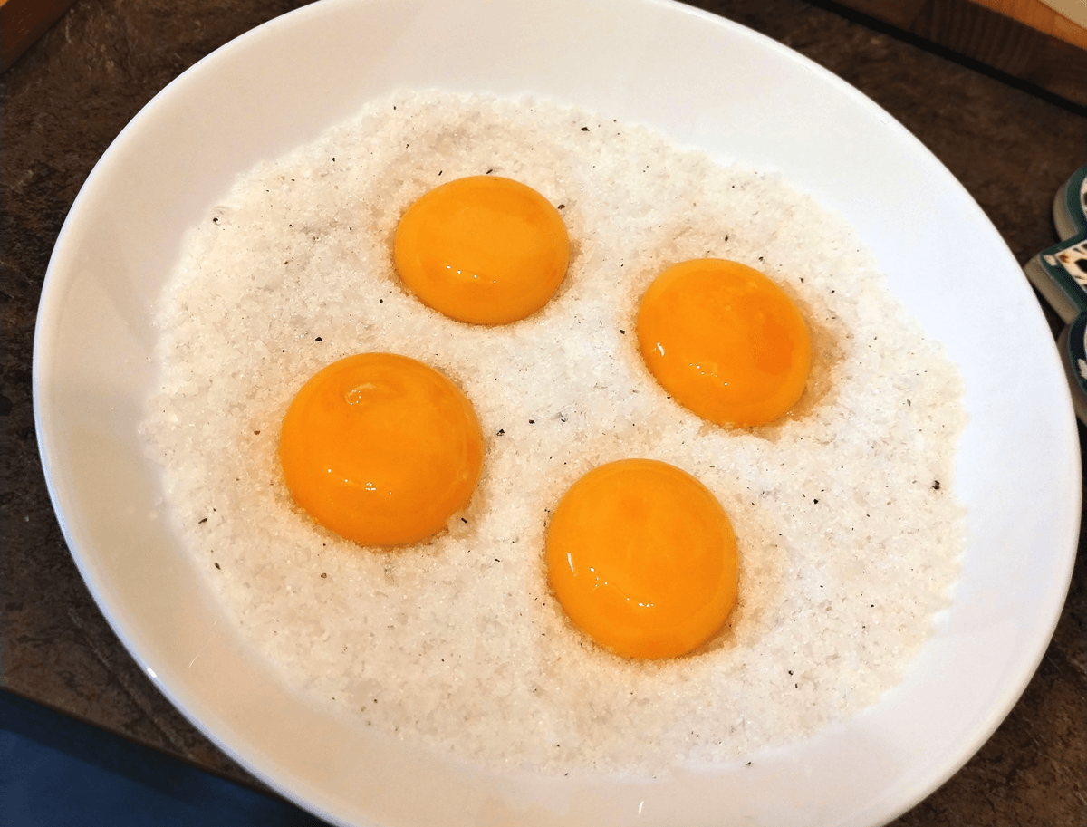 Photographie des jaune d'œufs maturés dans leurs petits nids de sel/sucre